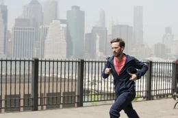 Martin Kreye (Franz Dinda) joggt in Brooklyn vor der imponierenden Skyline Manhattans.