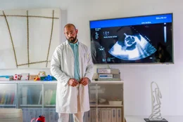 Dr. Hoffmann (Anton Noori) bespricht Carolines aktuelle Ultraschallaufnahmen, die eine hochgradige Herzinsuffizienz zeigen.
