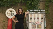 Lisa Gadenstätter vor der „Mythenmaschine". Hier bekommt man statt Kaugummis und Spielzeug Mythen. Doch welche spuckt der Automat aus? Egal, wir überprüfen sie alle“. Lisa Gadenstätter vor der „Mythenmaschine". Hier bekommt man statt Kaugummis und Spielzeug Mythen. Doch welche spuckt der Automat aus? Egal, wir überprüfen sie alle“.