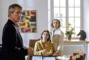 Ulrich Satori (Markus Böker) spürt, dass ihm Mutter und Tochter (Michèle Marian, mi; Grete Lohbichler) etwas verschweigen, aber er weiß nicht, dass auch die beiden Frauen sich nicht die Wahrheit gestanden haben. Ulrich Satori (Markus Böker) spürt, dass ihm Mutter und Tochter (Michèle Marian, mi; Grete Lohbichler) etwas verschweigen, aber er weiß nicht, dass auch die beiden Frauen sich nicht die Wahrheit gestanden haben.