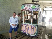 Moderator Michael Friemel vor der Lissabonner Standseilbahn Elevador de Bica. Moderator Michael Friemel vor der Lissabonner Standseilbahn Elevador de Bica.