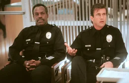 Die beiden hitzigen Cops Murtaugh (Danny Glover, li.) und Riggs (Mel Gibson) werden kurz vor Murtaughs Pensionierung zum Streifendienst degradiert.  +++ Die Verwendung des sendungsbezogenen Materials ist nur mit dem Hinweis und Verlinkung auf RTL+ gestattet. +++