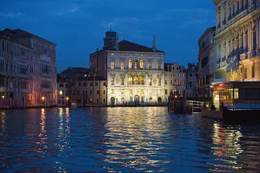 "The Tourist", Elisa Clifton-Ward wird in Paris von der Polizei beschattet und bekommt eine mysteri&ouml;se Nachricht. Sie soll im n&auml;chstbesten Zug einen Mann mit bestimmtem Aussehen ansprechen. Auf der Fahrt nach Venedig f&auml;llt ihre Wahl auf den amerikanischen Touristen und Mathematiker Frank Tupelo. Auf Umwegen landen die beiden schlie&szlig;lich in Elisas Luxussuite. Es kommt zu einem Kuss. Am n&auml;chsten Morgen ist Elisa spurlos verschwunden und brutale Killer st&uuml;rmen die Suite. Frank gelingt zwar die Flucht, wird aber fortan von Gangstern und Polizei durch die Lagunenstadt gehetzt.  SENDUNG: ORF eins - SO - 17.02.2019 - 21:55 UHR. - Veroeffentlichung fuer Pressezwecke honorarfrei ausschliesslich im Zusammenhang mit oben genannter Sendung oder Veranstaltung des ORF bei Urhebernennung.
