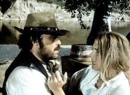 Mit zun&auml;chst recht rabiaten Methoden will der Outlaw Calder (Oliver Reed, li.) seine Geisel Melissa (Candice Bergen, re.) dazu bewegen, ihm Lesen und Schreiben beizubringen ...