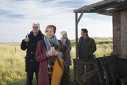 Bastian de Jong (Sky du Mont, l.), Martha (Lisa Kreuzer, 2.v.l.), Katharina (Ann-Kathrin Kramer, 2.v.r.) und Hannes (Hannes Jaenicke) sind kurzentschlossen zum Picknick in die Dünen. Bastian de Jong (Sky du Mont, l.), Martha (Lisa Kreuzer, 2.v.l.), Katharina (Ann-Kathrin Kramer, 2.v.r.) und Hannes (Hannes Jaenicke) sind kurzentschlossen zum Picknick in die Dünen.