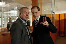 Werner Kreye (Joachim Kr&oacute;l, l.) und sein Anlageberater Harald Mertens (Godehard Giese, r.).