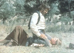 Was sich liebt, das neckt sich: Frank Calder (Oliver Reed, oben) erlaubt sich ein Sp&auml;&szlig;chen mit seiner Geisel Melissa (Candice Bergen, unten) ...