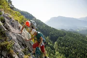 An der Ewigen Wand in Bad Goisern trifft Lisa Gadenstätter auf die 94-jährigen Kletterin Maria Kittl. Zu Spitzenzeiten ging Maria über 200 Touren im Jahr. Doch selbst jetzt mit bald 95 vergeht kaum eine Woche an der man sie nicht an einer Bergwand findet, nicht einmal die Hitze kann sie aufhalten. An der Ewigen Wand in Bad Goisern trifft Lisa Gadenstätter auf die 94-jährigen Kletterin Maria Kittl. Zu Spitzenzeiten ging Maria über 200 Touren im Jahr. Doch selbst jetzt mit bald 95 vergeht kaum eine Woche an der man sie nicht an einer Bergwand findet, nicht einmal die Hitze kann sie aufhalten.