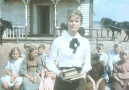 Die h&uuml;bsche Hilfslehrerin Melissa Ruger (Candice Bergen, Mi.) ist bei ihren Sch&uuml;lern sehr beliebt ...