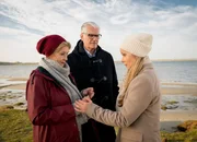 Bastian de Jong (Sky du Mont, M.) und Martha (Lisa Kreuzer, l.) sind enttäuscht, weil Katharina (Ann-Kathrin Kramer, r.) wegen ihrer Vergangenheit Sylt verlassen möchte. in Verbindung mit der Sendung inkl. SocialMedia bei Nennung ZDF/Georges Pauly Bastian de Jong (Sky du Mont, M.) und Martha (Lisa Kreuzer, l.) sind enttäuscht, weil Katharina (Ann-Kathrin Kramer, r.) wegen ihrer Vergangenheit Sylt verlassen möchte. in Verbindung mit der Sendung inkl. SocialMedia bei Nennung ZDF/Georges Pauly