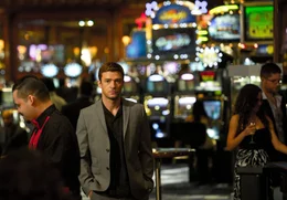 Als Richie (Justin Timberlake, 2.v.l.) im letzten Online-Pokerspiel all sein Erspartes verliert, wittert er dahinter einen Betr&uuml;ger. Er reist nach Costa Rica, um Ivan Block, der die gr&ouml;&szlig;te Online-Poker-Plattform der Welt leitet, mit seinen Ergebnissen seiner Recherchen zu konfrontieren - und erlebt eine &Uuml;berraschung ...