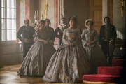 Kurz nach der Vermählung lädt das junge Kaiserpaar zum Empfang der Kronländer. Unter den kritischen Blicken von Erzherzogin Sophie (Désirée Nosbusch, 3.v.r.) und Gräfin Esterhazy (Tanja Schleiff, 2.v.r.) steht Sisi dem Kaiser mit Charme und Geschick zur Seite. Kurz nach der Vermählung lädt das junge Kaiserpaar zum Empfang der Kronländer. Unter den kritischen Blicken von Erzherzogin Sophie (Désirée Nosbusch, 3.v.r.) und Gräfin Esterhazy (Tanja Schleiff, 2.v.r.) steht Sisi dem Kaiser mit Charme und Geschick zur Seite.
