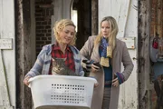 Ihre chaotische Schwester Inken (Rhea Harder-Vennewald, l.) bringt Katharina (Ann-Kathrin Kramer, r.) noch immer in Rage.