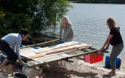 Doris (Christine Neubauer, l.), Katja (Gesine Cukrowski, M.) und Anke (Birge Schade, r.) bauen an der Ostsee ein Floß zusammen. Die Aktion ist Teil des Selbsterkenntnis-Seminars, zu dem Doris die Freundinnen überredet hat. Doris (Christine Neubauer, l.), Katja (Gesine Cukrowski, M.) und Anke (Birge Schade, r.) bauen an der Ostsee ein Floß zusammen. Die Aktion ist Teil des Selbsterkenntnis-Seminars, zu dem Doris die Freundinnen überredet hat.