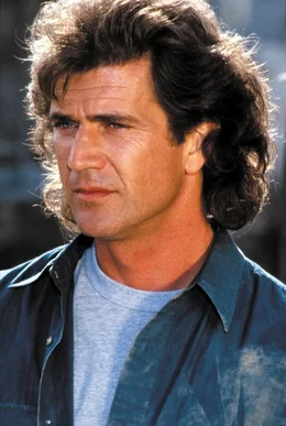 Der Cop Martin Riggs (Mel Gibson) verliebt sich w&auml;hrend den Ermittlungen in die taffe Internal Affairs-Agentin Lorna Cole.  +++ Die Verwendung des sendungsbezogenen Materials ist nur mit dem Hinweis und Verlinkung auf RTL+ gestattet. +++