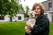 Ob abgegeben, ausgesetzt oder aus schlechten Verhältnissen: im Tierheim Bergheim erhält jedes Tier eine neue Chance. Tierheimleiterin H. Bergmann mit einem Schützling. Ob abgegeben, ausgesetzt oder aus schlechten Verhältnissen: im Tierheim Bergheim erhält jedes Tier eine neue Chance. Tierheimleiterin H. Bergmann mit einem Schützling.