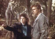 Carrie (Mary Beth Barber, l.) zeigt MacGyver (Richard Dean Anderson, r.) den Ort, den sie im Traum gesehen hat. Carrie (Mary Beth Barber, l.) zeigt MacGyver (Richard Dean Anderson, r.) den Ort, den sie im Traum gesehen hat.