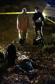 Ein Mitarbeiter eines Call-Centers behauptet, am Telefon den Mord an einem Petty Officer mit angehört zu haben. Die Ermittlungen zeigen, dass der PO verschwunden ist, aber war es Mord? Gibbs (Mark Harmon, r.), Ducky (David McCallum, l.) und Cheney (John Doman, M.) ermitteln in diesem Fall Ein Mitarbeiter eines Call-Centers behauptet, am Telefon den Mord an einem Petty Officer mit angehört zu haben. Die Ermittlungen zeigen, dass der PO verschwunden ist, aber war es Mord? Gibbs (Mark Harmon, r.), Ducky (David McCallum, l.) und Cheney (John Doman, M.) ermitteln in diesem Fall