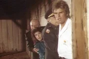 (v.l.n.r.) Thornton (Dana Elcar), Carrie (Mary Beth Barber), General Makepeace (Jack Colvin) und MacGyver (Richard Dean Anderson) beobachten eine Schießerei. (v.l.n.r.) Thornton (Dana Elcar), Carrie (Mary Beth Barber), General Makepeace (Jack Colvin) und MacGyver (Richard Dean Anderson) beobachten eine Schießerei.