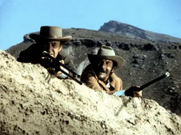 Mit modernen Jagdwaffen veranstalten Brandt Ruger (Gene Hackman, re.) und seine Kameraden unter den Banditen ein Massaker ...