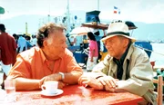 „Klinik unter Palmen“, „Schatten im Paradies.“ Dr. Hofmann erhält gleich nach seiner Ankunft auf Puerto Plata eine niederschmetternde Nachricht: Sein Freund Dr. Hansen ist gestorben. Auch für Patricia läuft alles anders als geplant. Sie hat Deutschland wegen einer großen Liebe verlassen. Der Angebetete holt sie allerdings nicht ab. Als Patricias Sohn einen Unfall hat, kann Dr. Hofmann helfen. Im Bild (v.li.): Klausjürgen Wussow (Dr. Frank Hofmann), Harald Juhnke (Dr. Henrik Willing). „Klinik unter Palmen“, „Schatten im Paradies.“ Dr. Hofmann erhält gleich nach seiner Ankunft auf Puerto Plata eine niederschmetternde Nachricht: Sein Freund Dr. Hansen ist gestorben. Auch für Patricia läuft alles anders als geplant. Sie hat Deutschland wegen einer großen Liebe verlassen. Der Angebetete holt sie allerdings nicht ab. Als Patricias Sohn einen Unfall hat, kann Dr. Hofmann helfen. Im Bild (v.li.): Klausjürgen Wussow (Dr. Frank Hofmann), Harald Juhnke (Dr. Henrik Willing).