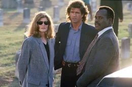 Die Cops Murtaugh (Danny Glover, re.) und Riggs (Mel Gibson) stossen bei ihren Ermittlungen mit der taffen Internal Affairs-Agentin Lorna Cole (Rene Russo)auf einen m&ouml;rderischen Ex-Cop.  +++ Die Verwendung des sendungsbezogenen Materials ist nur mit dem Hinweis und Verlinkung auf RTL+ gestattet. +++