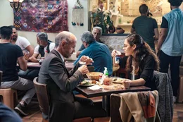 L-R: Richard Pohl (Christoph Maria Herbst) und Naima Hamid (Nilam Farooq)