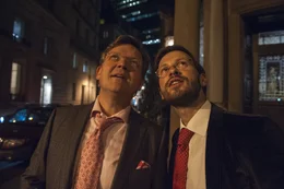 Vorstandsvorsitzender Helmut Draeger (Justus von Dohnanyi, l.) und Martin Kreye (Franz Dinda) haben den guten Start in einer New Yorker Bar gefeiert.