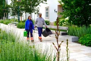 „Natur im Garten“ besucht den neu gestalteten Nibelungenplatz in Tulln, der mit Entsiegelung, Begrünung und modernen Kühlkonzepten zukunftsfit gemacht wurde. „Natur im Garten“ besucht den neu gestalteten Nibelungenplatz in Tulln, der mit Entsiegelung, Begrünung und modernen Kühlkonzepten zukunftsfit gemacht wurde.
