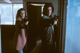 Martin Riggs (Mel Gibson, r), Lorna Cole (Rene Russo, l)