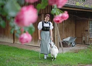 Landfrau Lotti Baumann mit einer Ziege Landfrau Lotti Baumann mit einer Ziege