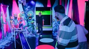 Klaas Heufer-Umlauf (l.) und Tahsim Durgun (r.), treffen sich beim Schwarzlicht-Minigolf.