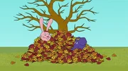 Hase und Elefant haben auch Spaß mit dem Herbstlaub. Hase und Elefant haben auch Spaß mit dem Herbstlaub.