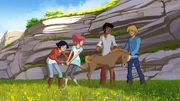 (v.l.) Lena, Anna, Angelo und Nico helfen einem Fohlen.