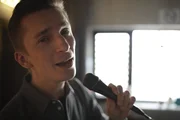 Wenn Moderator Eric Mayer anfängt zu singen, ist das Feedback für ihn niederschmetternd. Hört sich sein Gesang wirklich so grauenerregend an? Talent oder Technik - kann jeder singen lernen? Wenn Moderator Eric Mayer anfängt zu singen, ist das Feedback für ihn niederschmetternd. Hört sich sein Gesang wirklich so grauenerregend an? Talent oder Technik - kann jeder singen lernen?