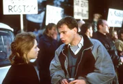 Jessica (Julia Grimpe) ist entsetzt, ihren Bruder Ralph (Frank Stieren) in Bliesburg unter den Demonstranten gegen einen Bus mit Asylbewerbern zu finden. Jessica (Julia Grimpe) ist entsetzt, ihren Bruder Ralph (Frank Stieren) in Bliesburg unter den Demonstranten gegen einen Bus mit Asylbewerbern zu finden.