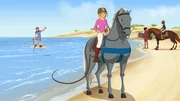 Samantha (Mi.) zieht Nico auf seinem Surfbrett (li.). Samantha (Mi.) zieht Nico auf seinem Surfbrett (li.).