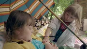 In ihrem eigenen Haus versorgt „Dr. Elsa“ (re., Maya Anna Hansen Frølich) ihre Schwester, die sich am Arm verletzt hat. In ihrem eigenen Haus versorgt „Dr. Elsa“ (re., Maya Anna Hansen Frølich) ihre Schwester, die sich am Arm verletzt hat.