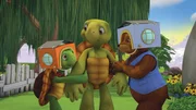 Franklin und Bär wollen Herrn Schildkröte für ihr Spiel gewinnen. Franklin und Bär wollen Herrn Schildkröte für ihr Spiel gewinnen.