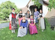 Die Landfrauen: Vorne sitzend: Brigitte Bürgi, Yvonne Bischof; zweite Reihe: rechts Lotti Baumann (Copyright SF / Marion Nitsch) Die Landfrauen: Vorne sitzend: Brigitte Bürgi, Yvonne Bischof; zweite Reihe: rechts Lotti Baumann (Copyright SF / Marion Nitsch)