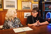 Gastgeberin Ina M&uuml;ller und die bayerische Kabarettistin Eva Karl Faltermeier.