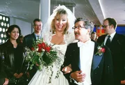Das gl&uuml;ckliche Brautpaar Ilse (Christiane Reiff mi.) und Gregor (Santiago Ziesmer 2.v.re). Im Hintergrund die Hochzeitsg&auml;ste Ayse (Lale Kareci li.), Horst Dahnke (Thomas Engel 2.v. li.) und Dr. Christoph C. Stein (Atto Suttarp re.).