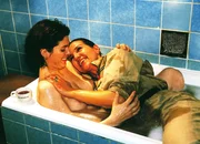 Im Überschwang der Gefühle landet Walter (Katy Karrenbauer, re.) bei Susanne (Cheryl Shepard) in voller Montur im Badewasser. Im Überschwang der Gefühle landet Walter (Katy Karrenbauer, re.) bei Susanne (Cheryl Shepard) in voller Montur im Badewasser.