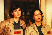 Fassungslos beobachten Susanne (Cheryl Shepard, li.) und Ayse (Lale Karci) Walter und Jeanette, die Ayses Zelle filzen, um Walters verschwundenes Feuerzeug zu finden. Der Tip kam nat&uuml;rlich von Renate...