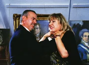 Nachdem die echte Gräfin im Fernsehen aufgetreten ist, wittert der Entführer (Hans Christiani) Unheil und glaubt an eine Falle. Er greift Ilse (Christiane Reiff) an... Nachdem die echte Gräfin im Fernsehen aufgetreten ist, wittert der Entführer (Hans Christiani) Unheil und glaubt an eine Falle. Er greift Ilse (Christiane Reiff) an...