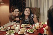 Gabrielle (Eva Longoria, l.) und Carlos wollen Bob und Lee in ihrem Testament als Paten f&uuml;r ihre beiden T&ouml;chter Juanita und Celia einsetzen. Doch vorher m&uuml;ssen diese jedoch davon &uuml;berzeugt werden, dass Juanita (Madison De La Garza, r.) und Celia sich gebessert haben ...