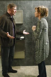 Während Susan plant, Fairview zu verlassen, beschließt Lynette (Felicity Huffman, r.), Tom (Doug Savant, l.) endlich in das Geheimnis einzuweihen ... Während Susan plant, Fairview zu verlassen, beschließt Lynette (Felicity Huffman, r.), Tom (Doug Savant, l.) endlich in das Geheimnis einzuweihen ...
