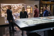 M&uuml;ssen einen neuen Fall l&ouml;sen: Sam (LL Cool J, l.), Anna (Bar Paly, 2.v.l.), Deeks (Eric Christian Olsen, 3.v.l.), Nell (Felice Smith, 3.v.r.), Callen (Chris O'Donnell, 2.v.r.) und Eric (Barrett Foa, r.) ...