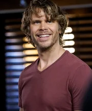 Deeks (Eric Christian Olsen) und seine Kollegen ermitteln im Fall des Verschwindens von Lieutenant Commander Jennifer Morgan, die gegen ausl&auml;ndische Cyberattacken arbeitete, w&auml;hrend Kensi alles versucht, um wieder fit zu werden ...