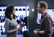 Kensi (Daniela Ruah, l.) versucht alles, um fit zu werden, damit sie wieder zur&uuml;ck ins Team kann. Eric (Barrett Foa, r.) und Nell unterst&uuml;tzen sie dabei ...